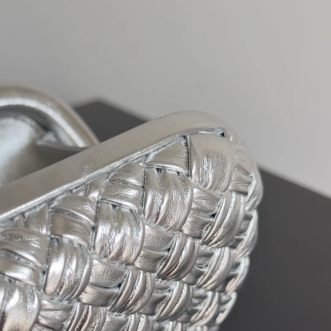 Batch 1860 BV Knot | The classic return of the evening bag. Original leather ➕ Stainless steel hardware ➕ 24k real gold plating ➕ Fully handmade. Those who know the history of our brand should have heard that the knot is a story of Bottega Veneta, and it is also one of the more important design elements. Matthieu Blazy's work this season sublimates Knot's classics, with a new knot design and a woven shoulder strap, plus Fouland Intreccio's weaving technology, adding some fashion to the retro and nostalgic feel of the past. Style number: 717622 Size: 20.5*6*12.5